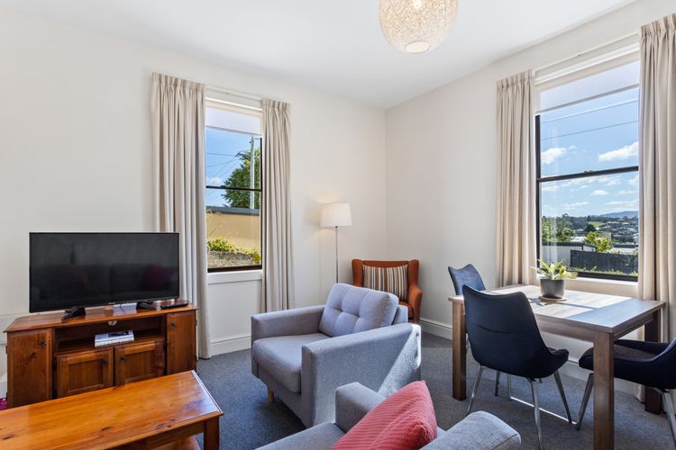 338 on Murray walk to restaurant strip