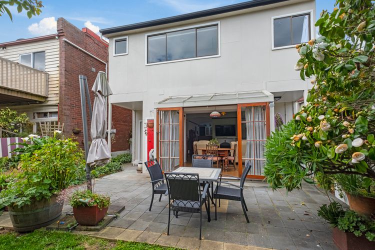 Kallara House walk to restaurant strip