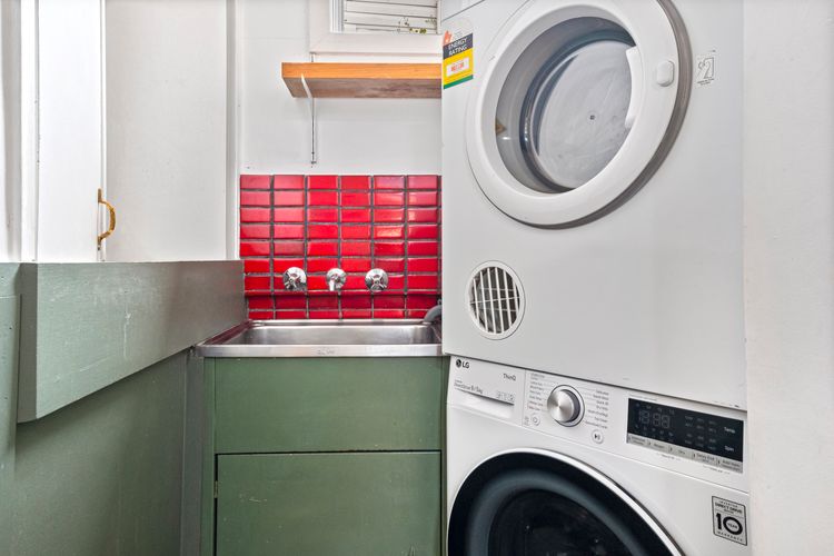 Kallara House walk to restaurant strip