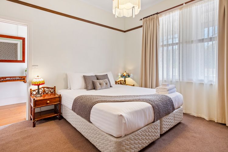 Kallara House walk to restaurant strip