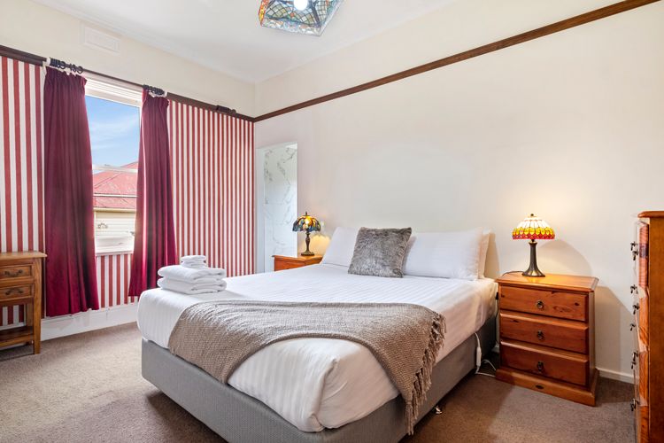 Kallara House walk to restaurant strip