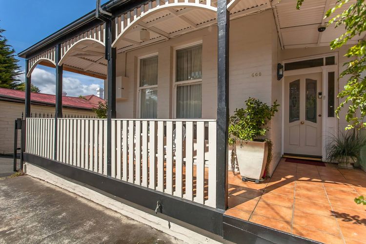 Kallara House walk to restaurant strip