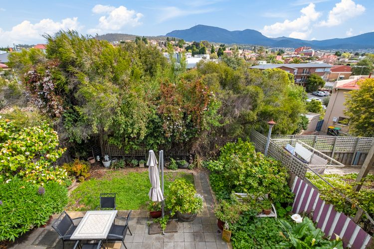 Kallara House walk to restaurant strip