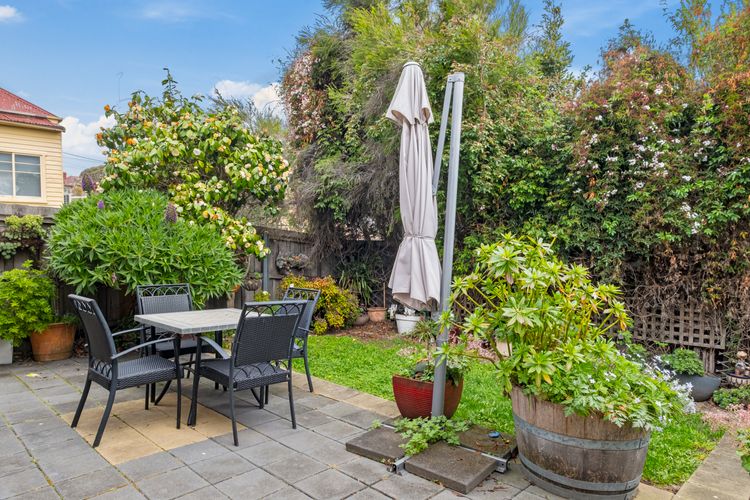 Kallara House walk to restaurant strip