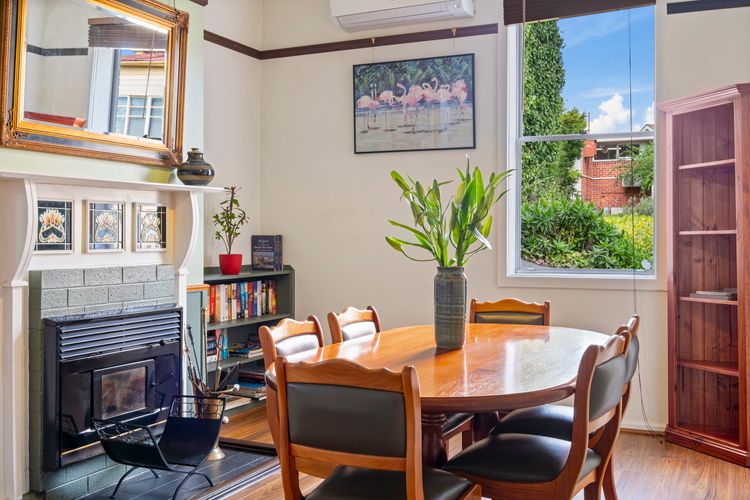 Kallara House walk to restaurant strip