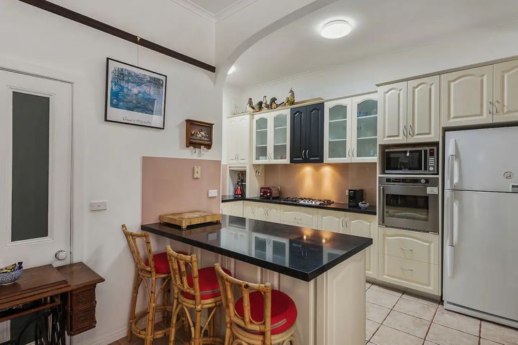 Kallara House walk to restaurant strip