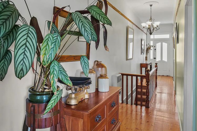 Kallara House walk to restaurant strip