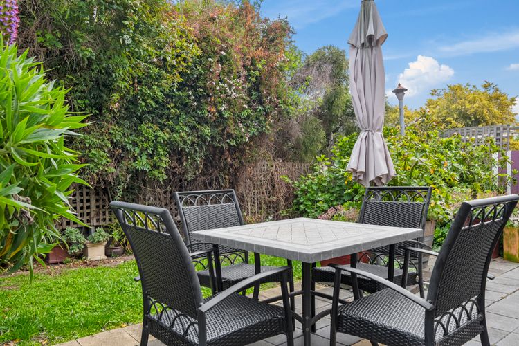 Kallara House walk to restaurant strip