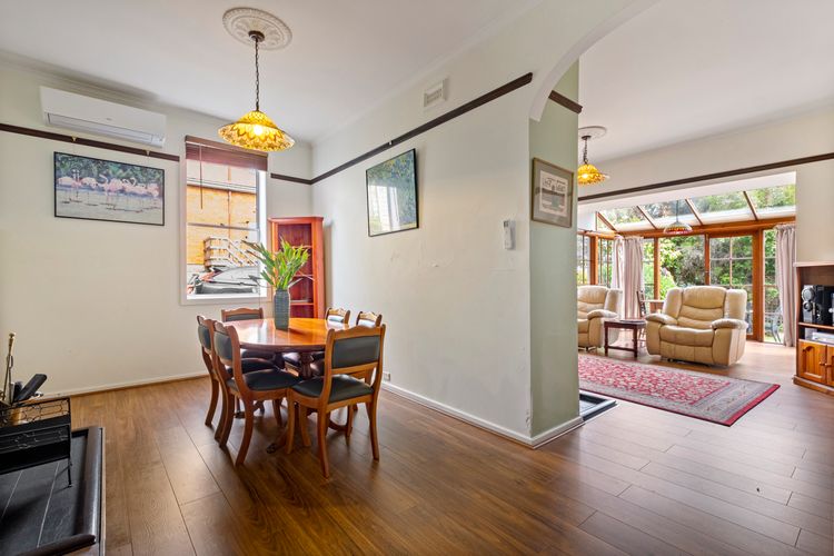 Kallara House walk to restaurant strip