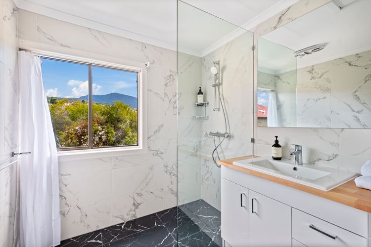 Kallara House walk to restaurant strip