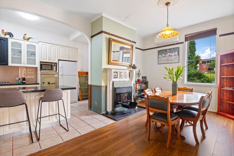 Kallara House walk to restaurant strip