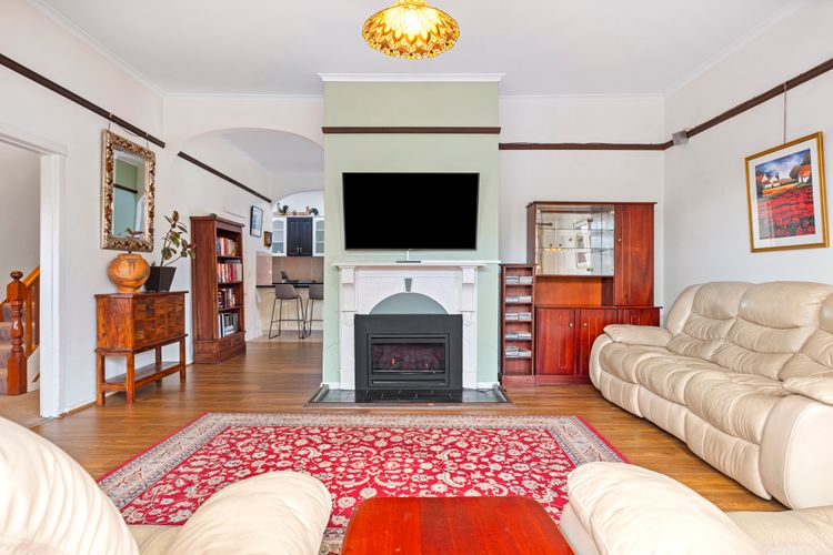 Kallara House walk to restaurant strip