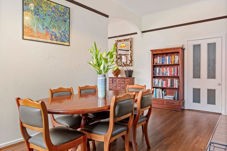 Kallara House walk to restaurant strip