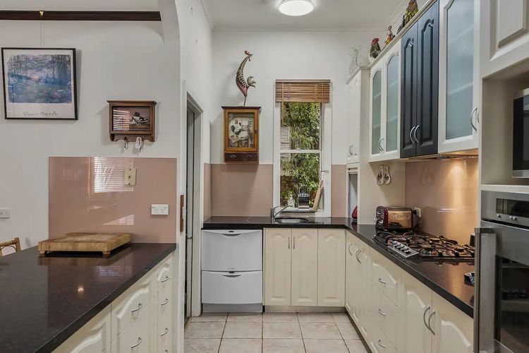 Kallara House walk to restaurant strip