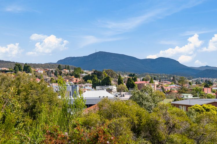 Kallara House walk to restaurant strip