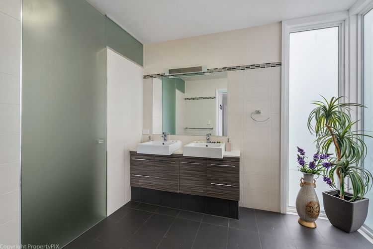 ensuite (bedroom 1 upstairs)