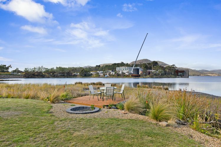 Pelican Place – absolute waterfront overlooking MONA