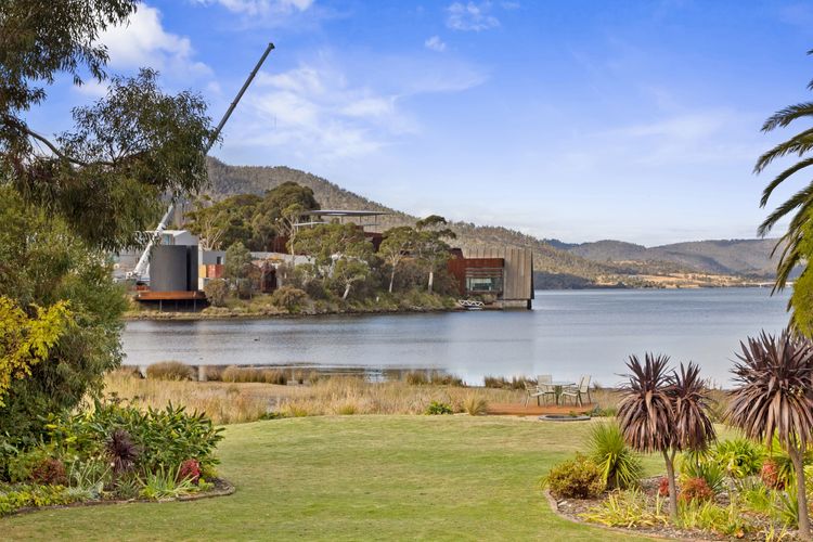 Pelican Place – absolute waterfront overlooking MONA