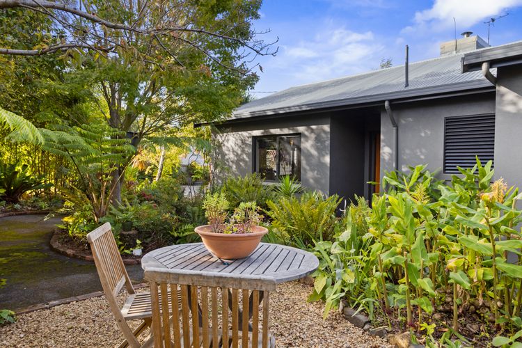 Pelican Place – absolute waterfront overlooking MONA