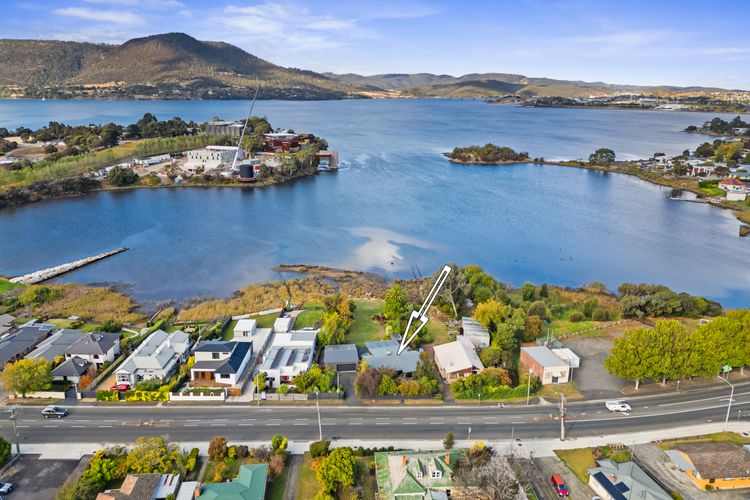 Pelican Place – absolute waterfront overlooking MONA