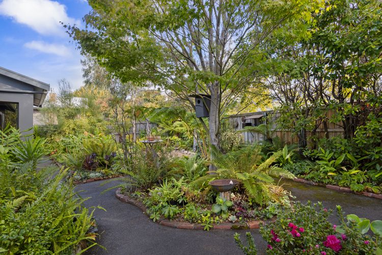 Pelican Place – absolute waterfront overlooking MONA