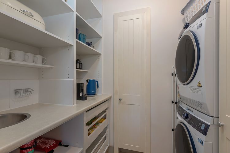 Pelican Place – absolute waterfront overlooking MONA