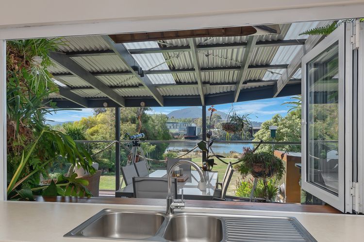 Kitchen bi-fold windows