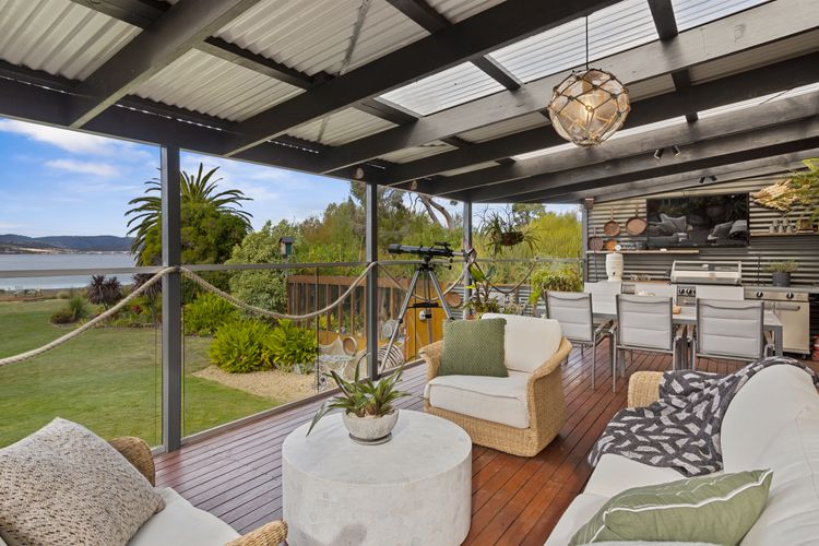 Pelican Place – absolute waterfront overlooking MONA