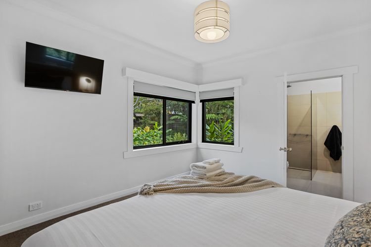 King bedroom with ensuite bathroom and tv (includes Netflix)