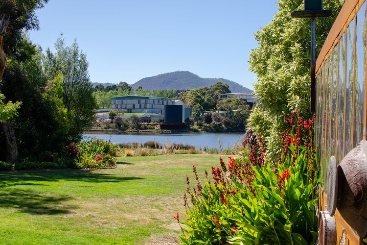 Pelican Place – absolute waterfront overlooking MONA