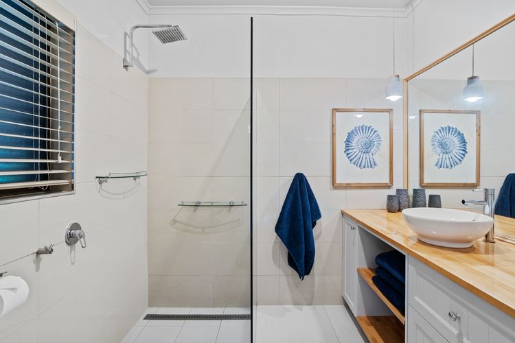 Ensuite bathroom (King bedroom)