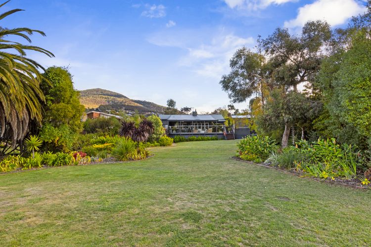 Pelican Place – absolute waterfront overlooking MONA