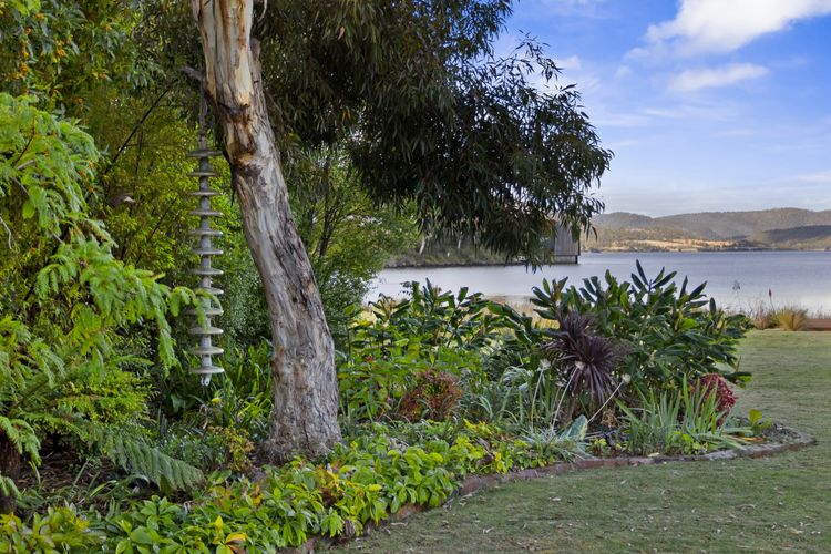 Pelican Place – absolute waterfront overlooking MONA