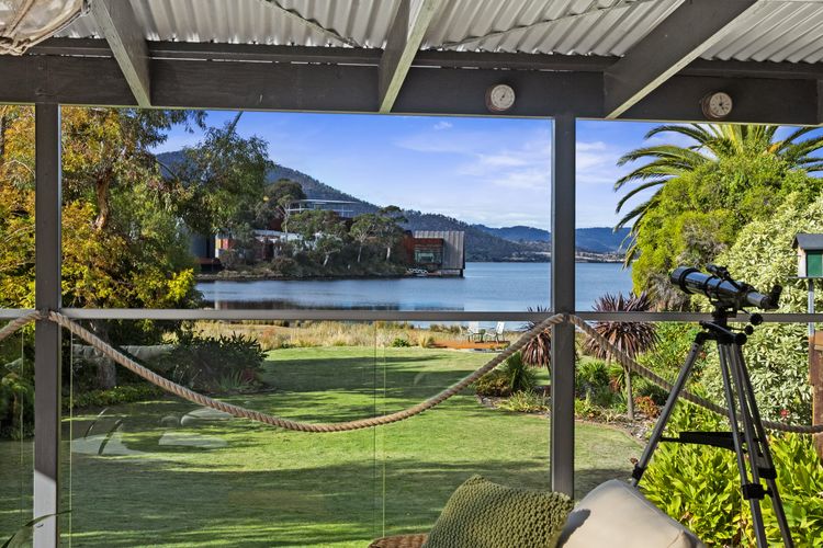 Pelican Place – absolute waterfront overlooking MONA