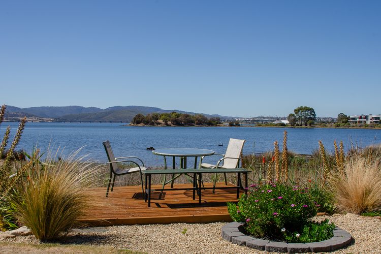 Pelican Place – absolute waterfront overlooking MONA