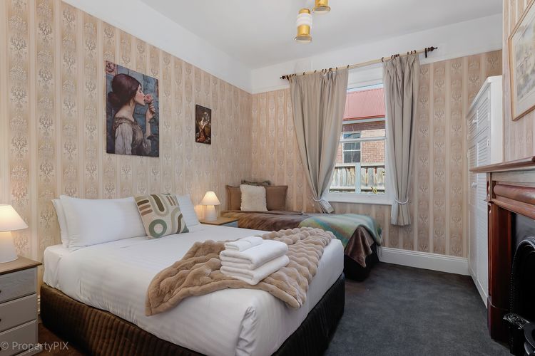 bedroom 3 (queen bed plus day bed or single bed)