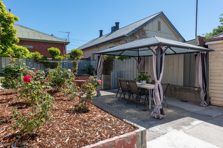 outdoor dining in backyard