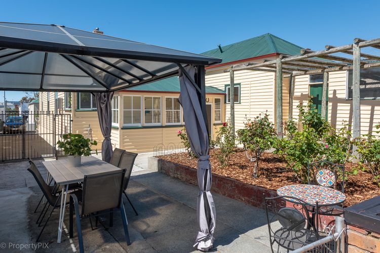 outdoor dining in backyard