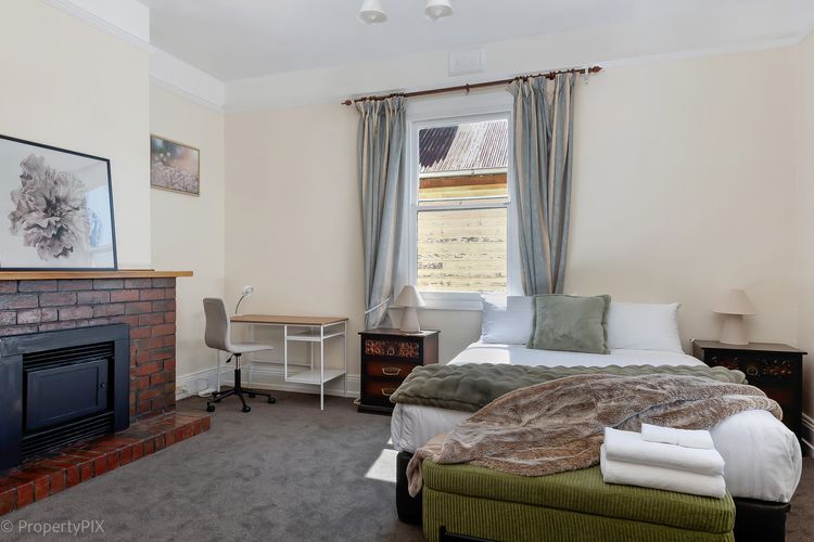 bedroom 1 (Queen bed)