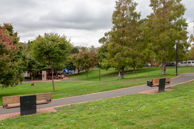 Soundy Park 4 minue walk