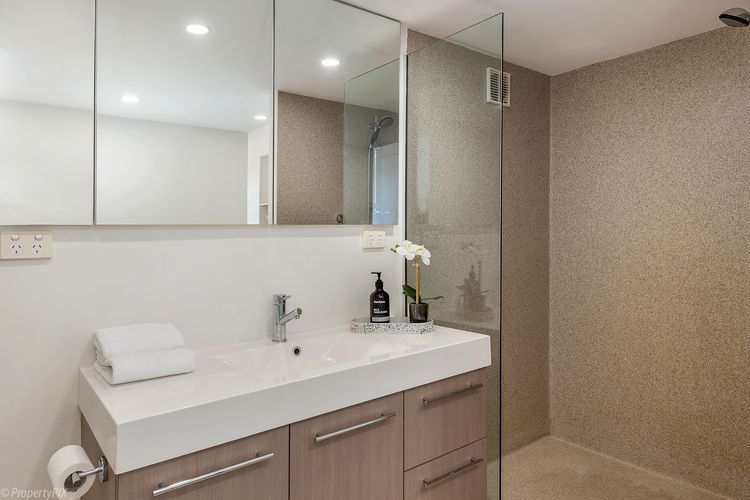 Queen ensuite with shower and toilet - lower level