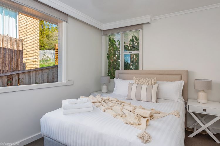 Queen bed 2 - upstairs