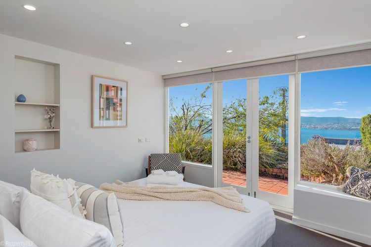 Queen bed with ensuite - lower level (please note: access via King bedroom and stairs)