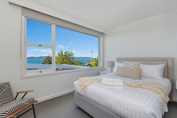 Queen Bed 1 - upstairs