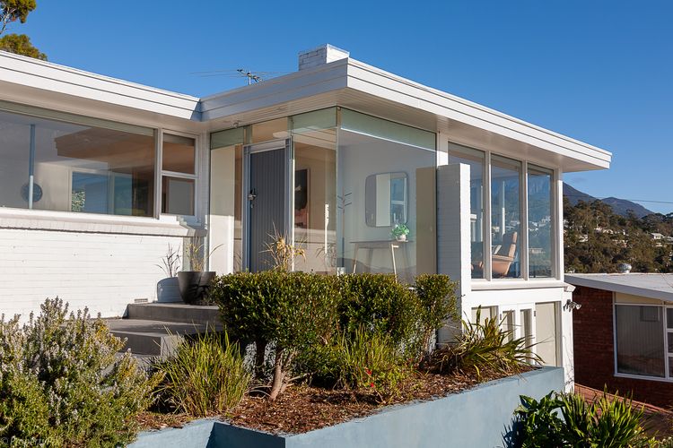 Birngana stylish spacious with stunning views