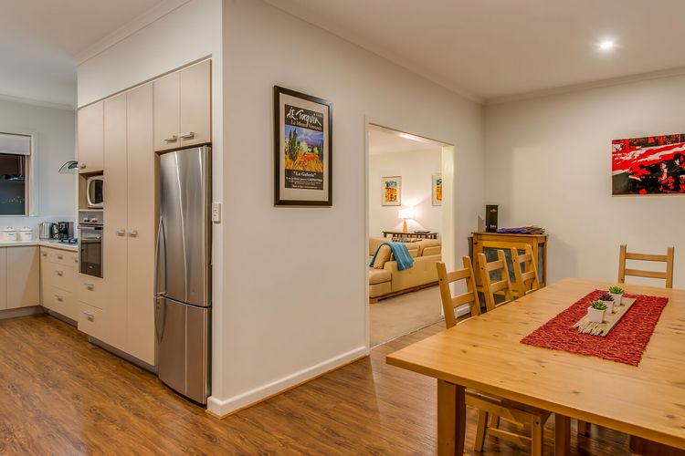 City Lights Spacious walk to restaurant strip