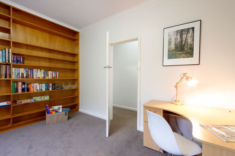 City Lights Spacious walk to restaurant strip