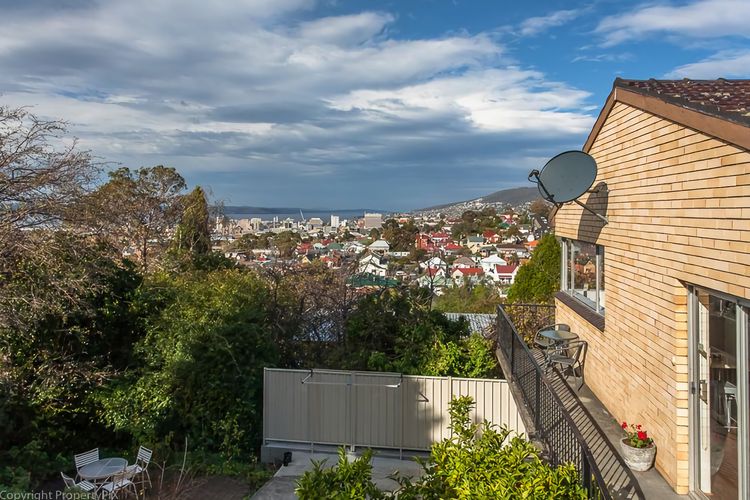 City Lights Spacious walk to restaurant strip