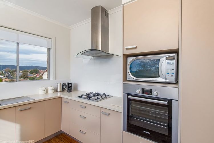 City Lights Spacious walk to restaurant strip