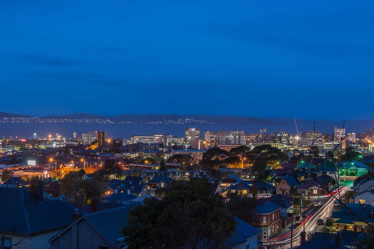 City Lights Spacious walk to restaurant strip